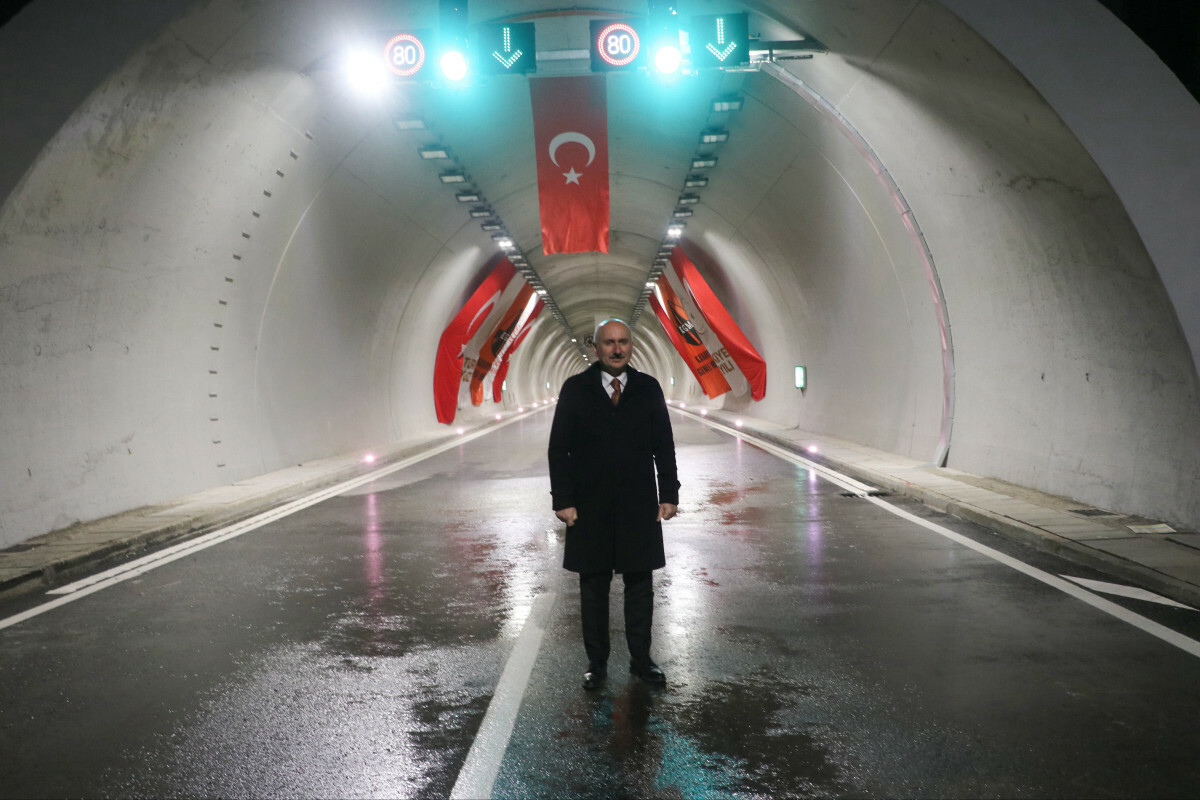 Bakan Karaismailoğlu'ndan Honaz Tüneli'nde inceleme: 28 kilometrelik yol 14 kilometreye inecek
