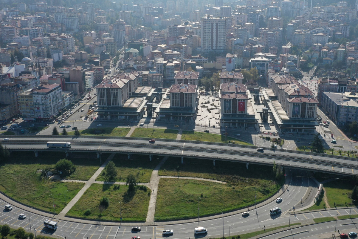  Rize'de kentsel dönüşüm çalışmaları kapsamında 23 dönümlük alanda yapımı tamamlanan belediye blokları hak sahiplerine teslim edilecek.