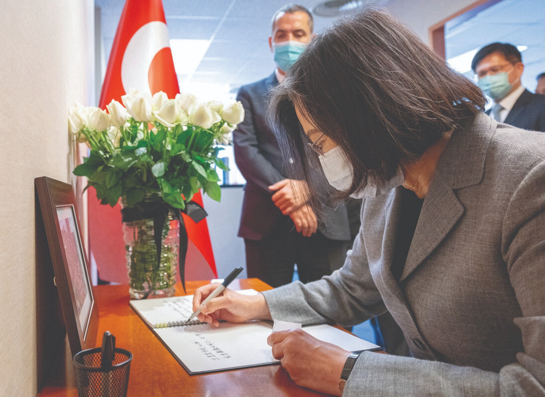 Tayvan lideri Tsai Ing- wen, Türkiye’nin Taipei  Büyükelçiliği’nde hatıra defterini imzaladı. 