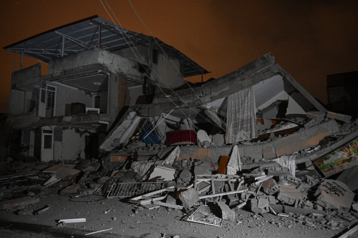 İskenderun ilçesinde hasarlı bazı binaların yıkıldığı görüldü.