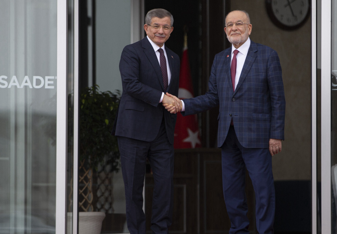 Karamollaoğlu (sağda), Gelecek Partisi Genel Başkanı Ahmet Davutoğlu'nu (solda) karşıladı.