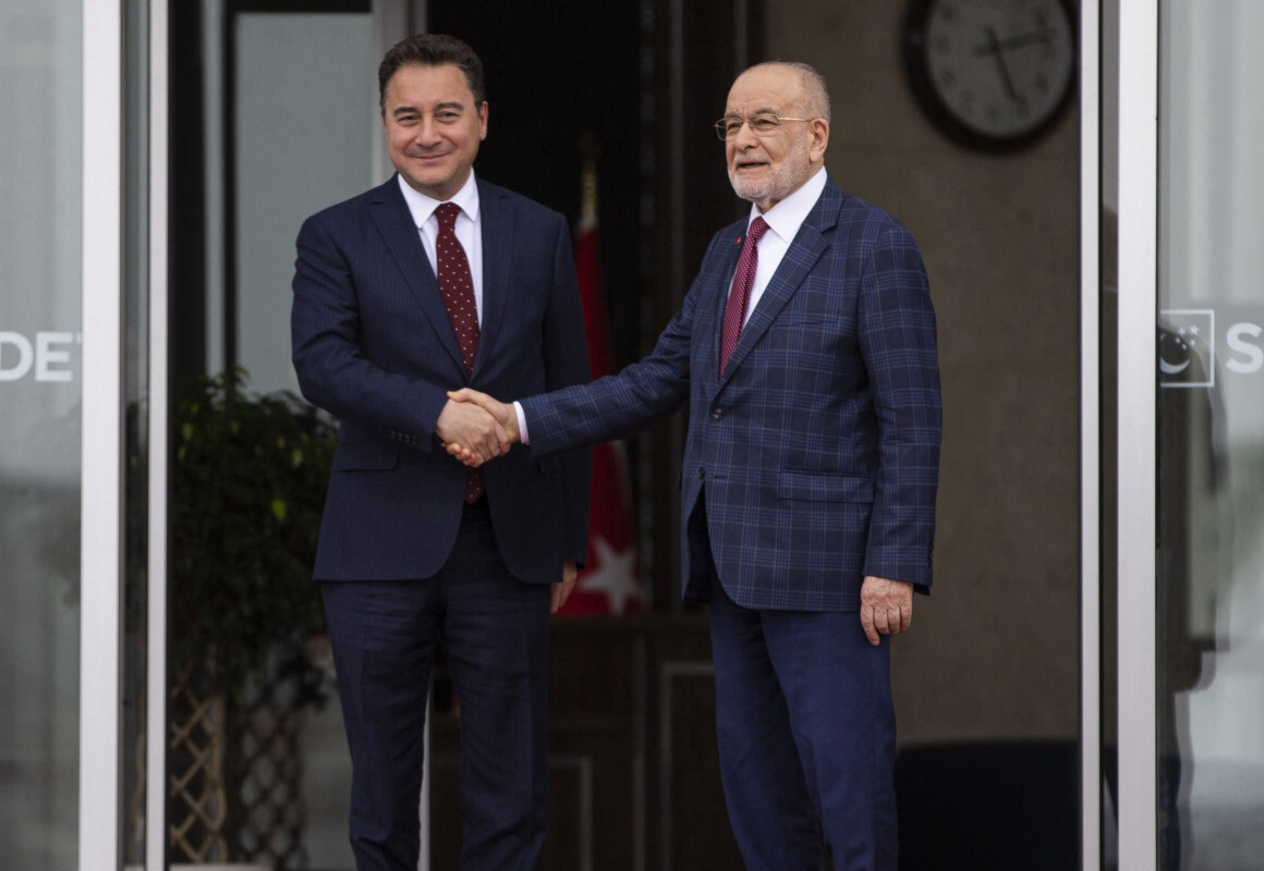 Karamollaoğlu (sağda), DEVA Partisi Genel Başkanı Ali Babacan'ı (solda) karşıladı.