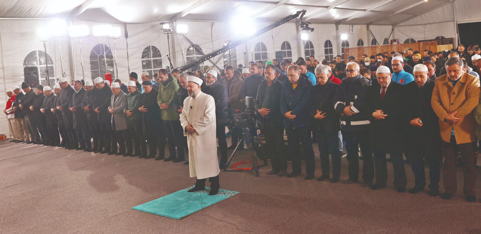 Diyanet İşleri Başkanı Ali Erbaş, Kahramanmaraş’ta kurulan çadır mescitte, ‘Berat Kandili Programı’na katılıp, cemaat ile birlikte depremde hayatını kaybeden vatandaşlar için dua etti.