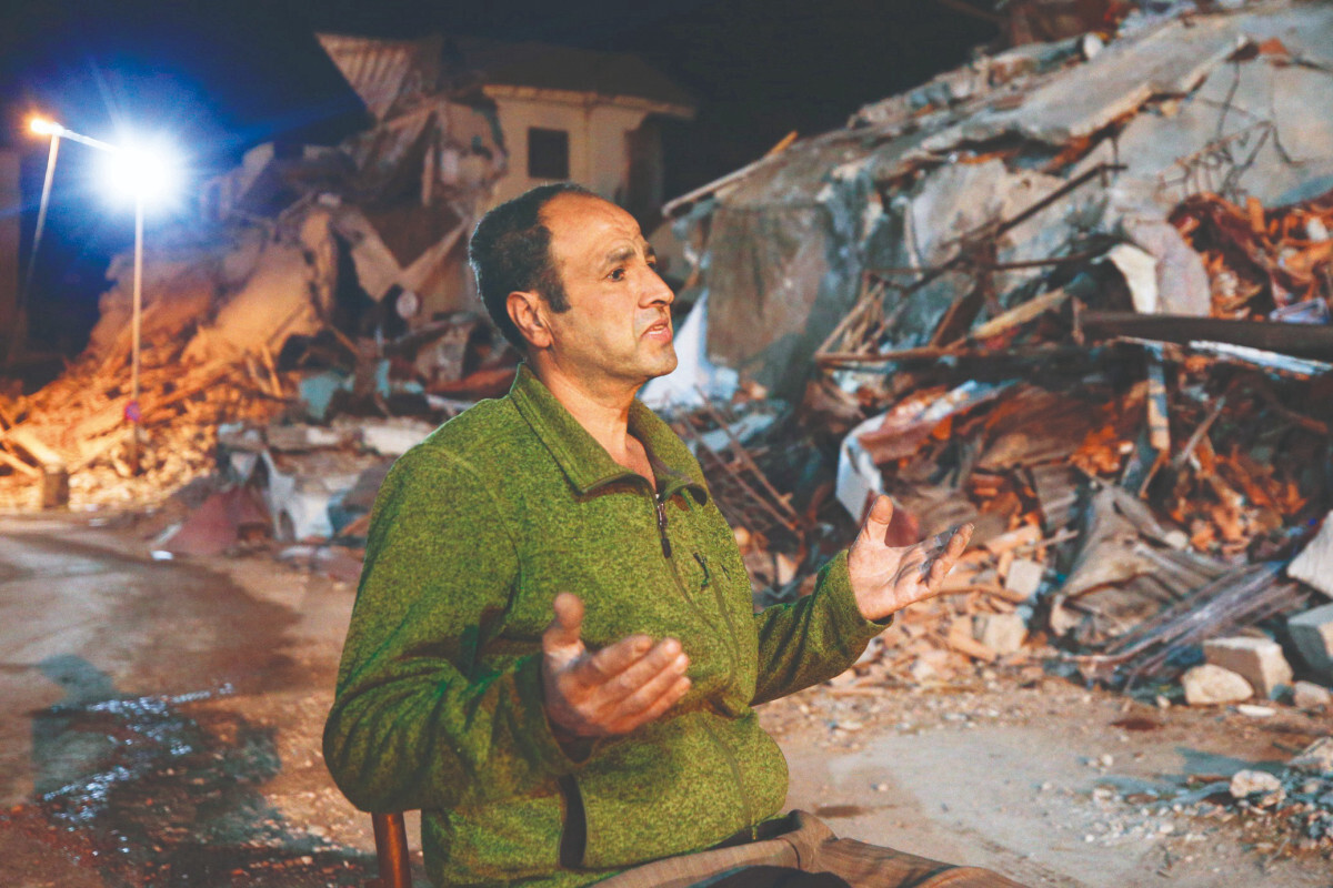 Hatay’da yaşayan depremzede Halil İbrahim Masaracıoğlu, annesi ve eşini kaybettiği enkazların önünde, Berat Kandili’nde dua etti.