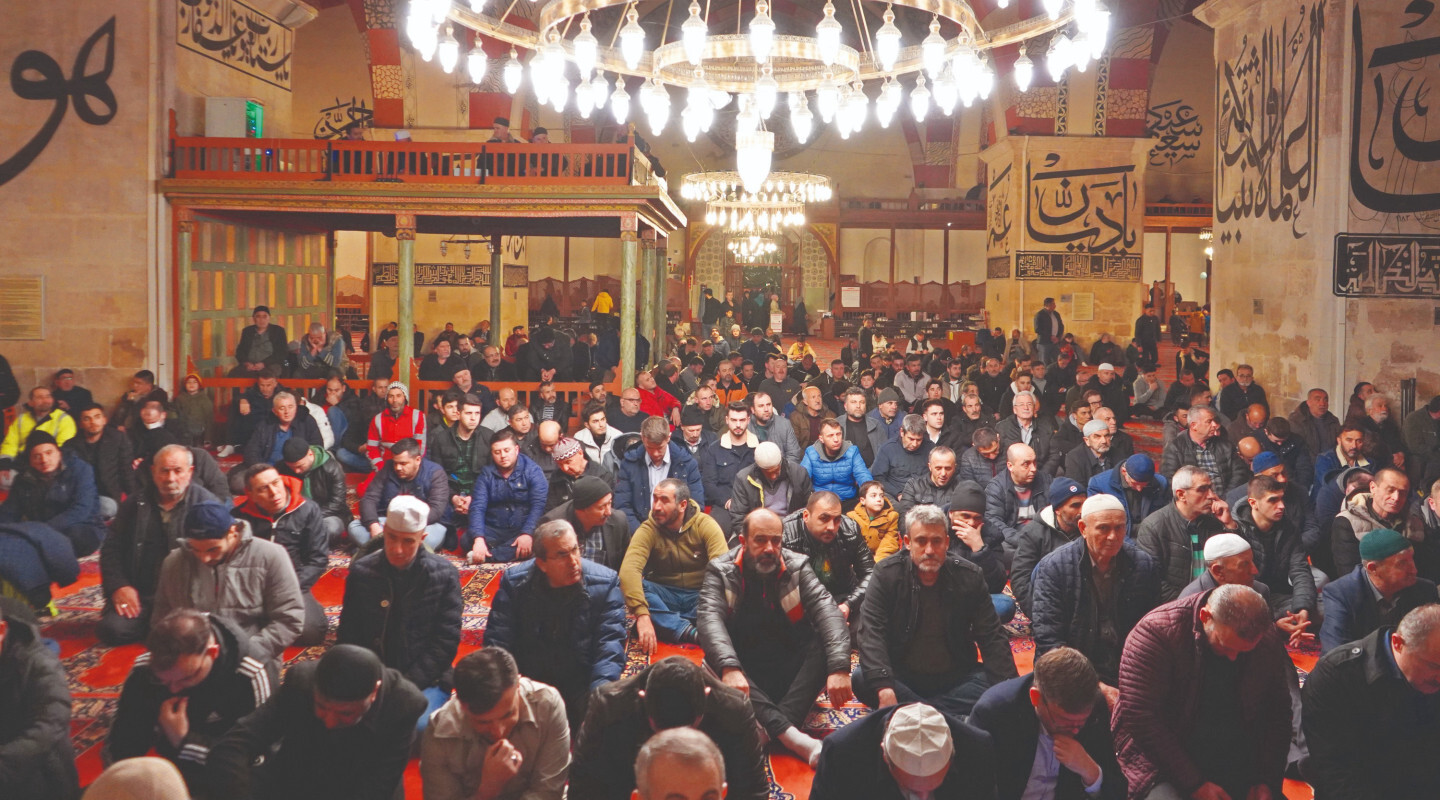Edirne’deki Selimiye Camisi’nde düzenlenen Berat Kandili programında da depremlerde yaşamını yitirenler için dua edildi.