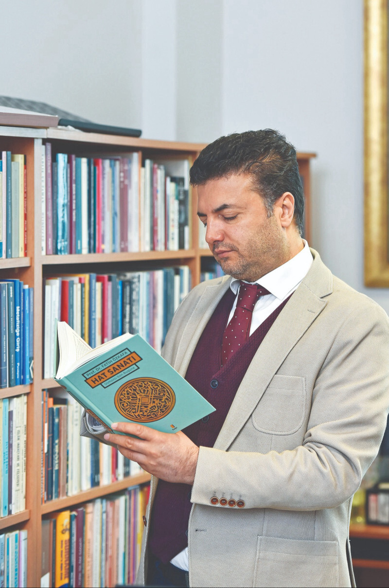 Hattat Prof. Dr. Fatih Özkafa.