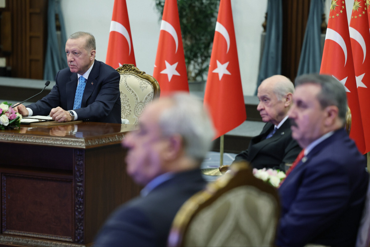 Cumhurbaşkanı Erdoğan'a konuşması sırasında, Cumhurbaşkanı Yardımcısı Fuat Oktay, MHP Genel Başkanı Devlet Bahçeli, BBP Genel Başkanı Mustafa Destici ve DSP Genel Başkanı Önder Aksakal da eşlik etti.