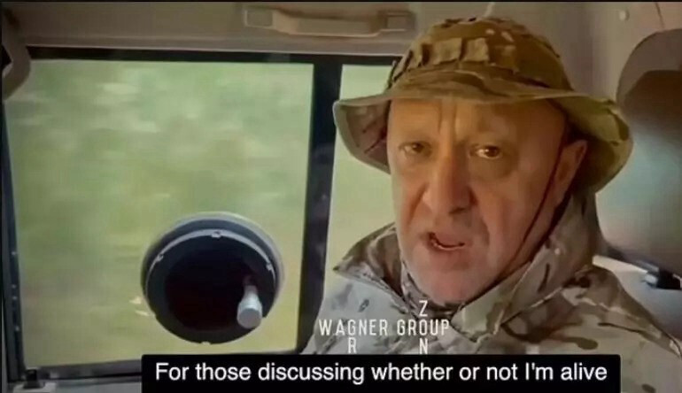 Prigojin videonun başında 'Hayatta olup olmadığımı tartışanlar için' ifadesini kullanıyor.