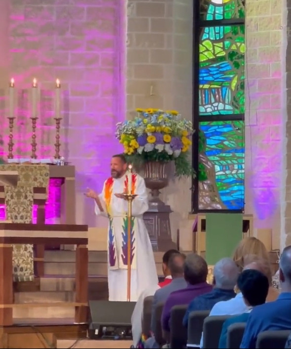 Papaz Neil Cazares-Thomas LGBT flaması ile konuşma yaptı