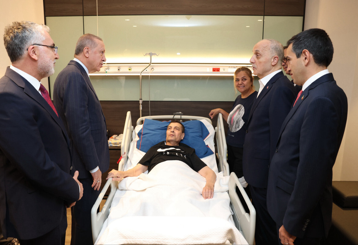 Cumhurbaşkanı Recep Tayyip Erdoğan, Türk Metal Sendikası Başkanı Pevrul Kavlak'ı hastanede ziyaret etmişti..