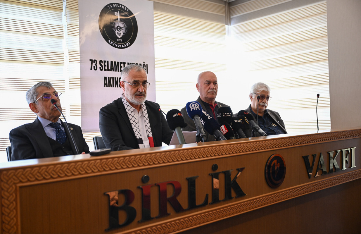 Toplantıda Yeniden Refah Partisi MKYK üyesi ve Batman eski Milletvekili Musa Okçu (en sağda) da yer aldı.