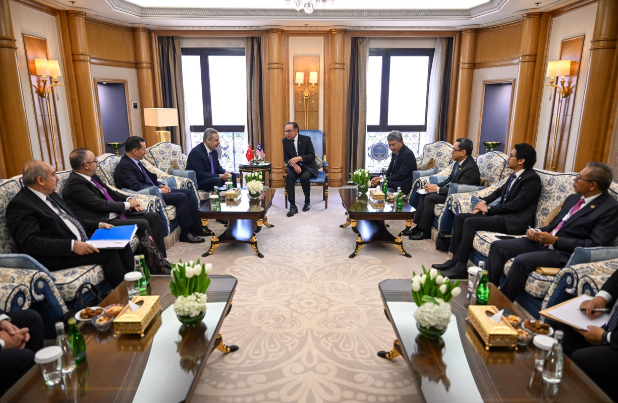 Bakan Fidan Riyad'da Malezya Başbakanı İbrahim ile görüştü