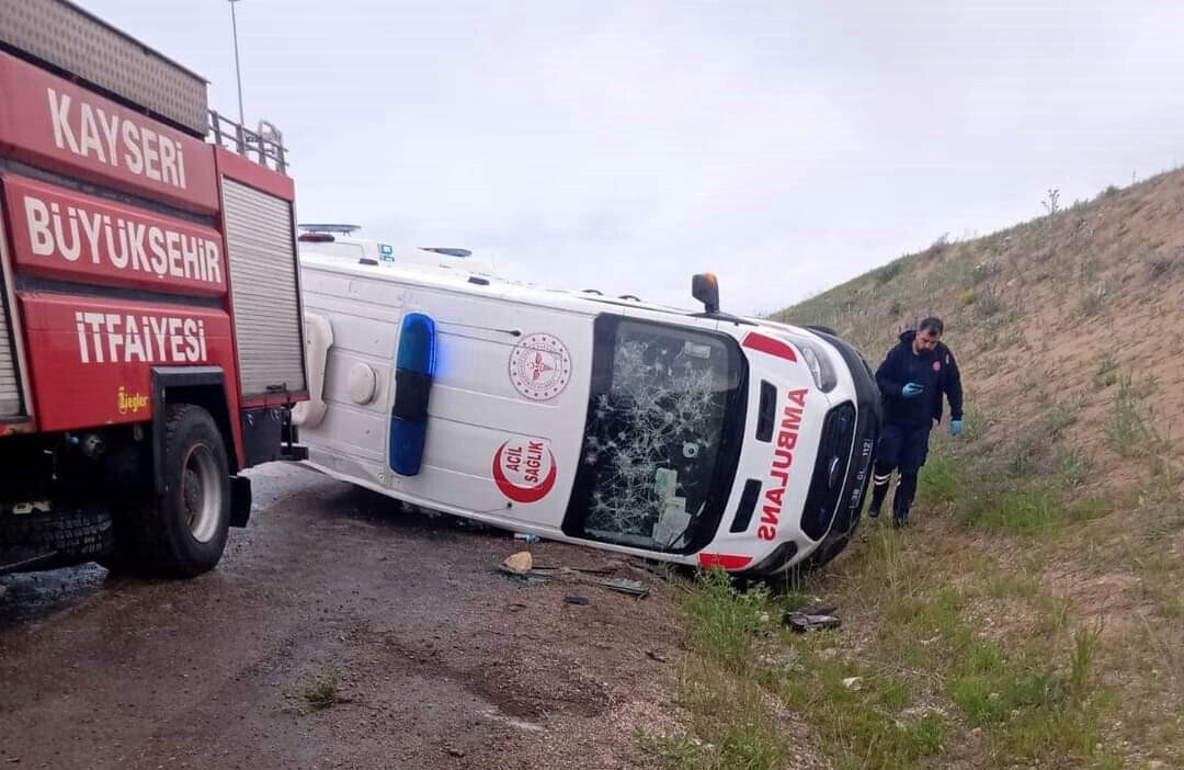 Kayseri'de kaza ihbarına giden ambulans kaza yaptı: 3 sağlık çalışanı yaralandı