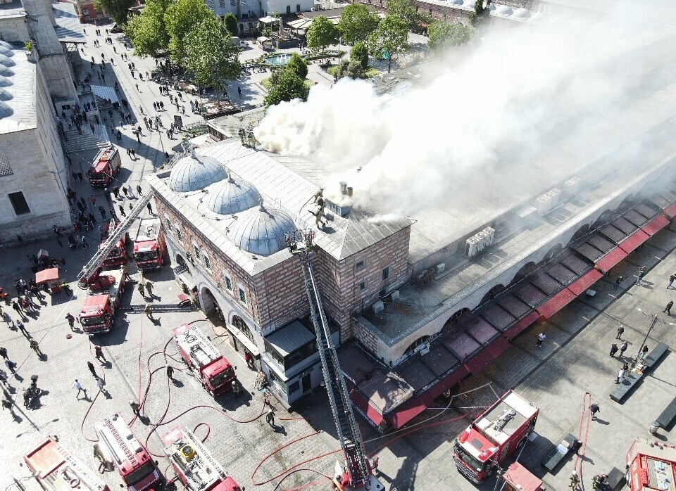 İstanbul'da tarihi Mısır Çarşısı'nda yangın paniği: Kısa sürede söndürüldü