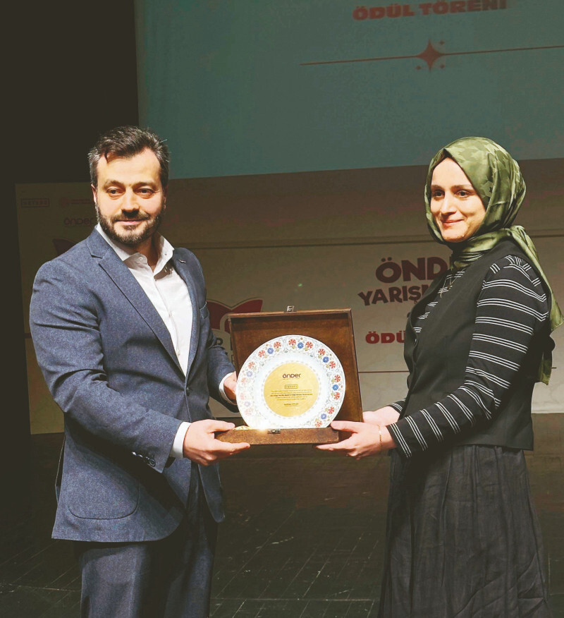  Ketebe Yayınları adına verilen ödülü, kitap  ve Dergi Yayın Koordinatörü Büşra Sezgin Öztürk aldı.