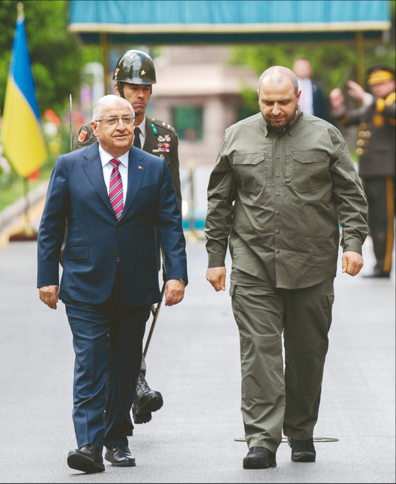 Ukrayna Savunma Bakanı, Kırım Tatar Türk‘ü Rüstem Ömerov Ankara’da Milli Savunma Bakanı Yaşar Güler tarafından hafta başında askeri törenle karşılandı.