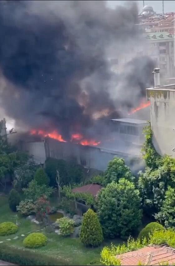 Sultangazi'de bir tekstil atölyesindeki yangın söndürüldü