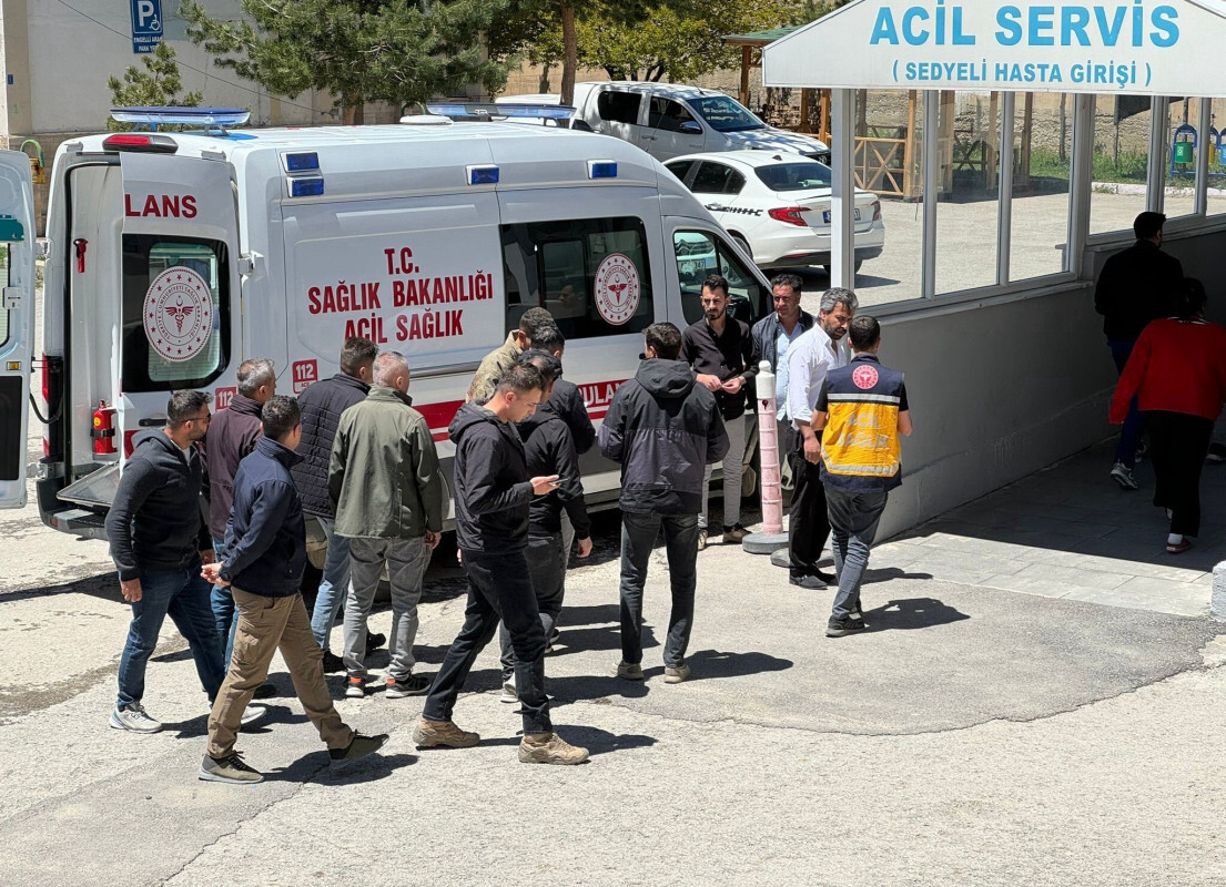 Başkale'de askeri araç devrildi: 11 askerimiz yaralandı