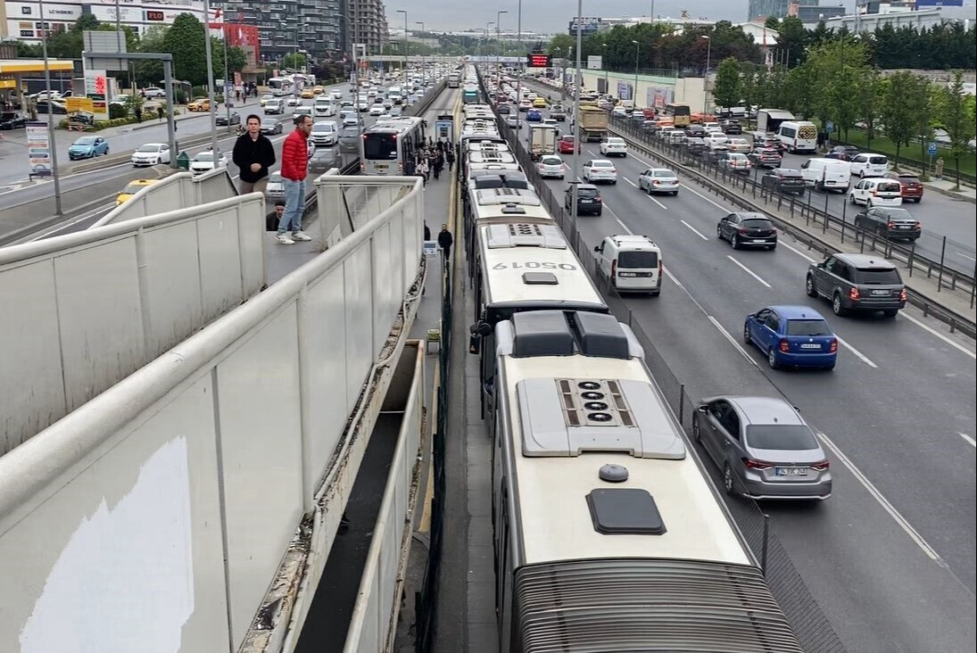 İstanbul'da metrobüs arızalandı: Uzun araç kuyruğu oluştu