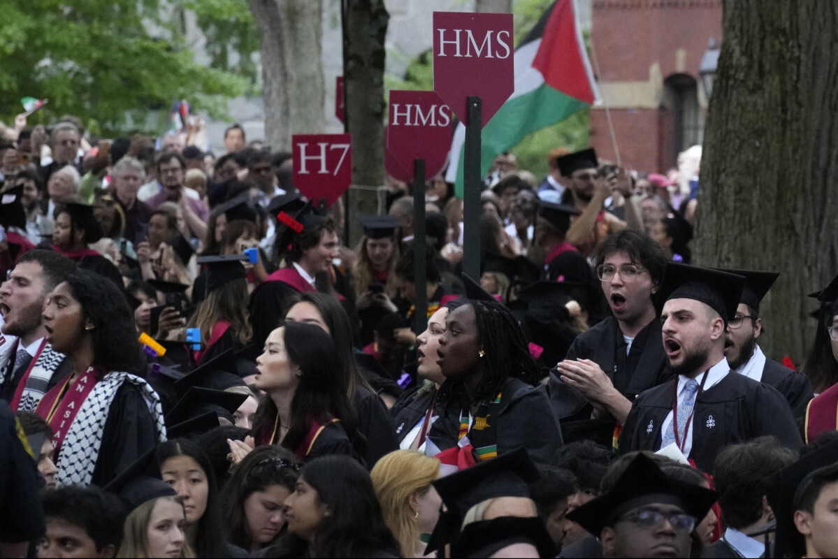 Harvard Üniversitesi mezuniyet töreninde protesto: Binden fazla öğrenci okul yönetimini protesto etti