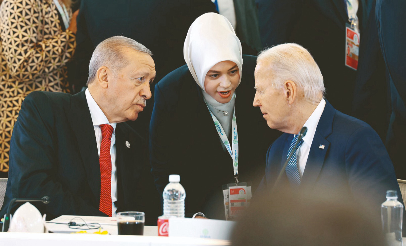 Erdoğan, zirvede yan yana oturduğu ABD Başkanı  Biden ile oturum sırasında da sohbet etti.