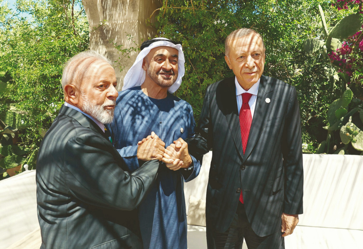 Erdoğan, Brezilya Devlet Başkanı Lula da Silva ve BAE Devlet Başkanı Muhammed Bin Zayed Al Nahyan ile el ele poz verdi.