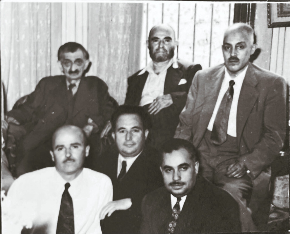 Babası Hacı Nazif Çelebi ve arkadaşları İbnülemin Mahmut Kemal ile birlikte.