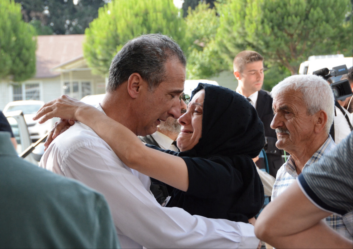 Balıkesir adliyesine gelen Akman'ın babası emekli albay Erol Akman, üzüntü yaşadı.