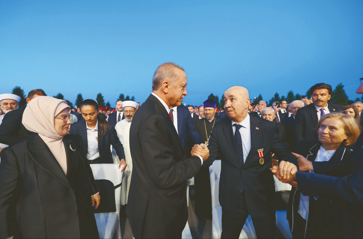 Cumhurbaşkanı Erdoğan, Külliye'de düzenlenen programa katılan 15 Temmuz gazisi Turgut Aslan'la bir süre sohbet etti.