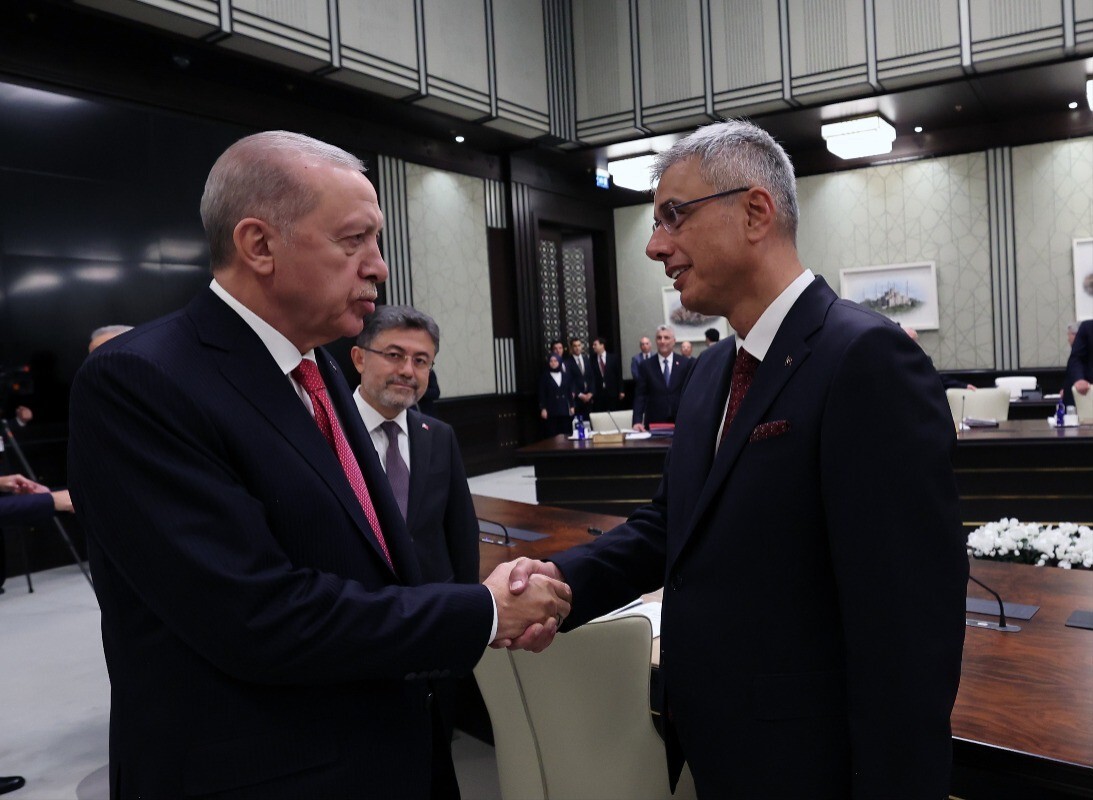 Cumhurbaşkanı Erdoğan, Bakan Memişoğlu ile tokalaştı.