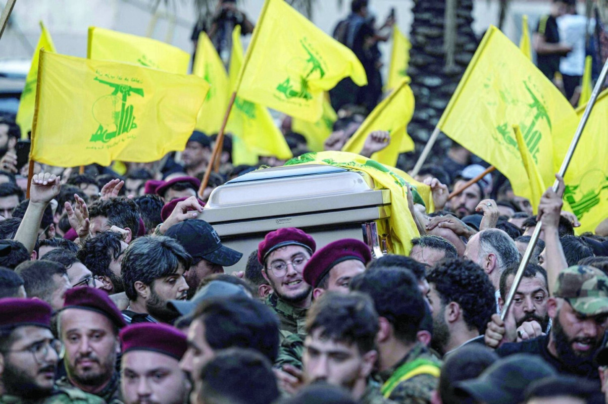 Resim Beyrut'un güney banliyösünde düzenlenen cenaze töreninde komutanları Fuad Şükrü'ün tabutunu taşıyan Hizbullah üyeleri (AFP)