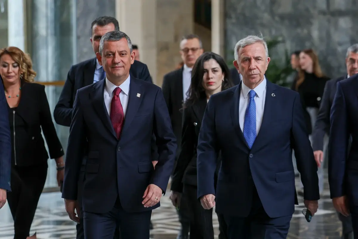 Özgür Özel, CHP'nin bugünkü Grup Toplantısı'na Mansur Yavaş’la birlikte geldi.