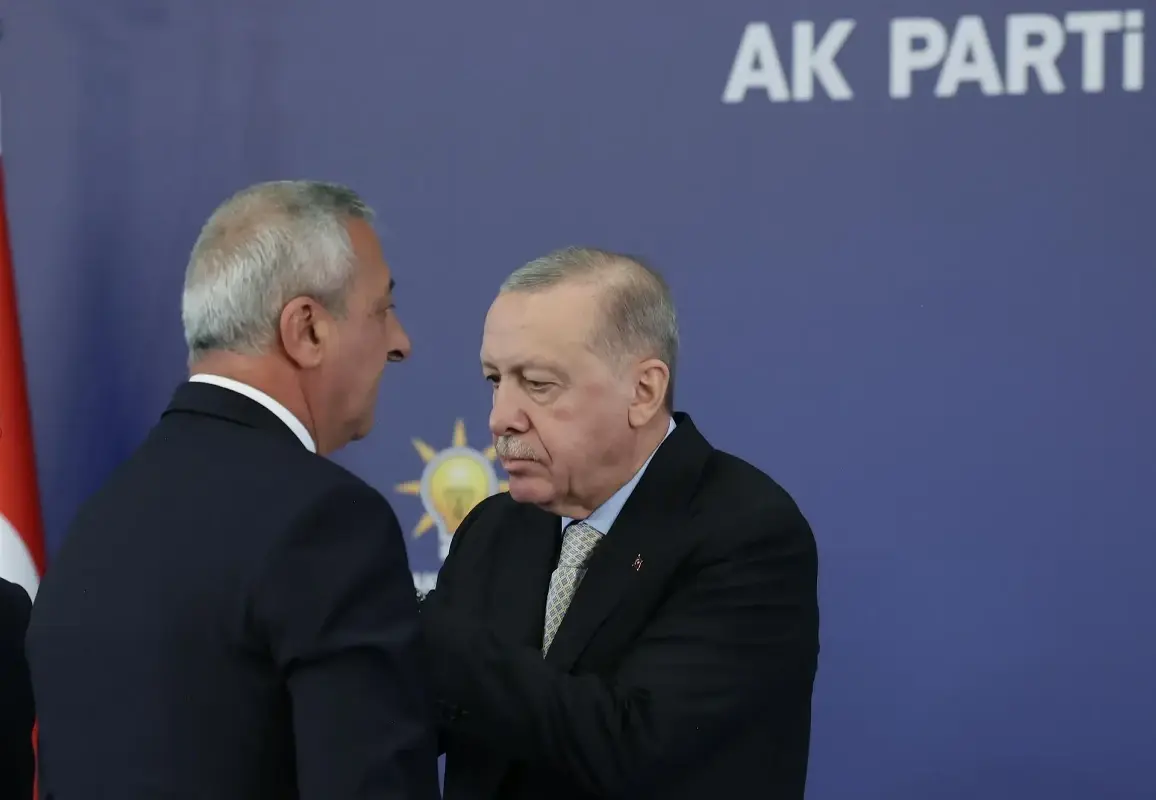 AK Parti rozetini Cumhurbaşkanı Recep Tayyip Erdoğan taktı