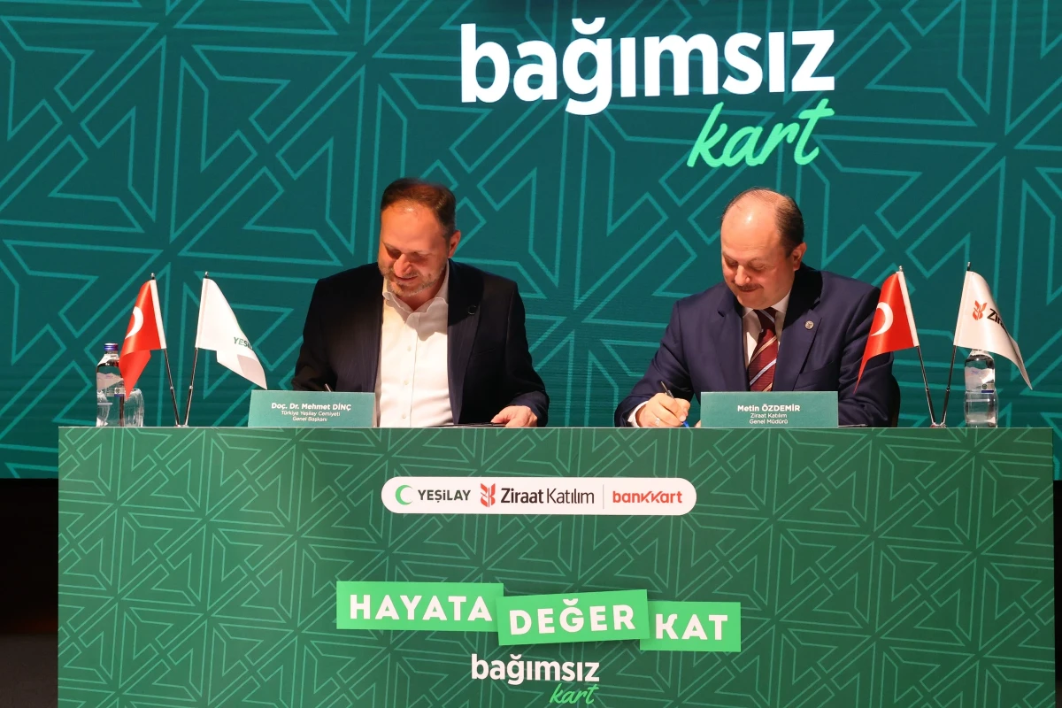 Yeşilay Genel Başkanı Doç. Dr. Mehmet Dinç ve Ziraat Katılım Bankası'nın Genel Müdürü, Metin Özdemir.