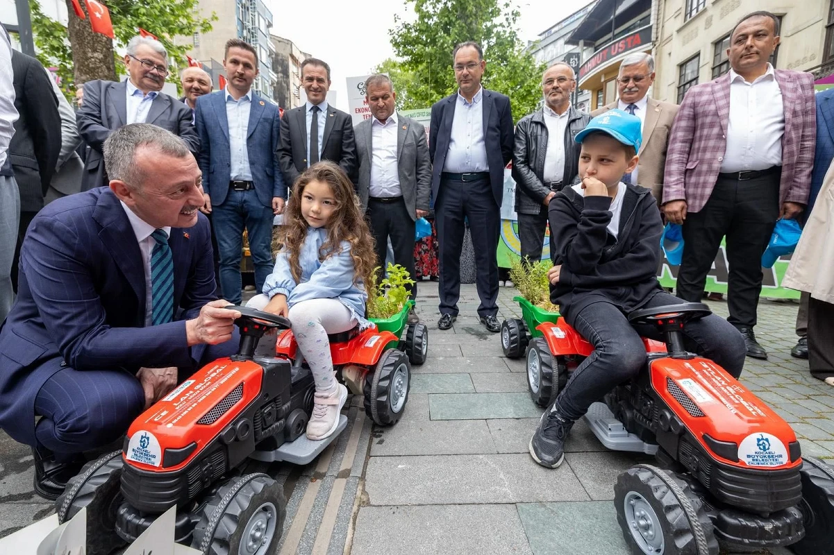 Başkan Büyükakın, akülü traktörlerle alana gelen çocuklarla yakından ilgilendi.