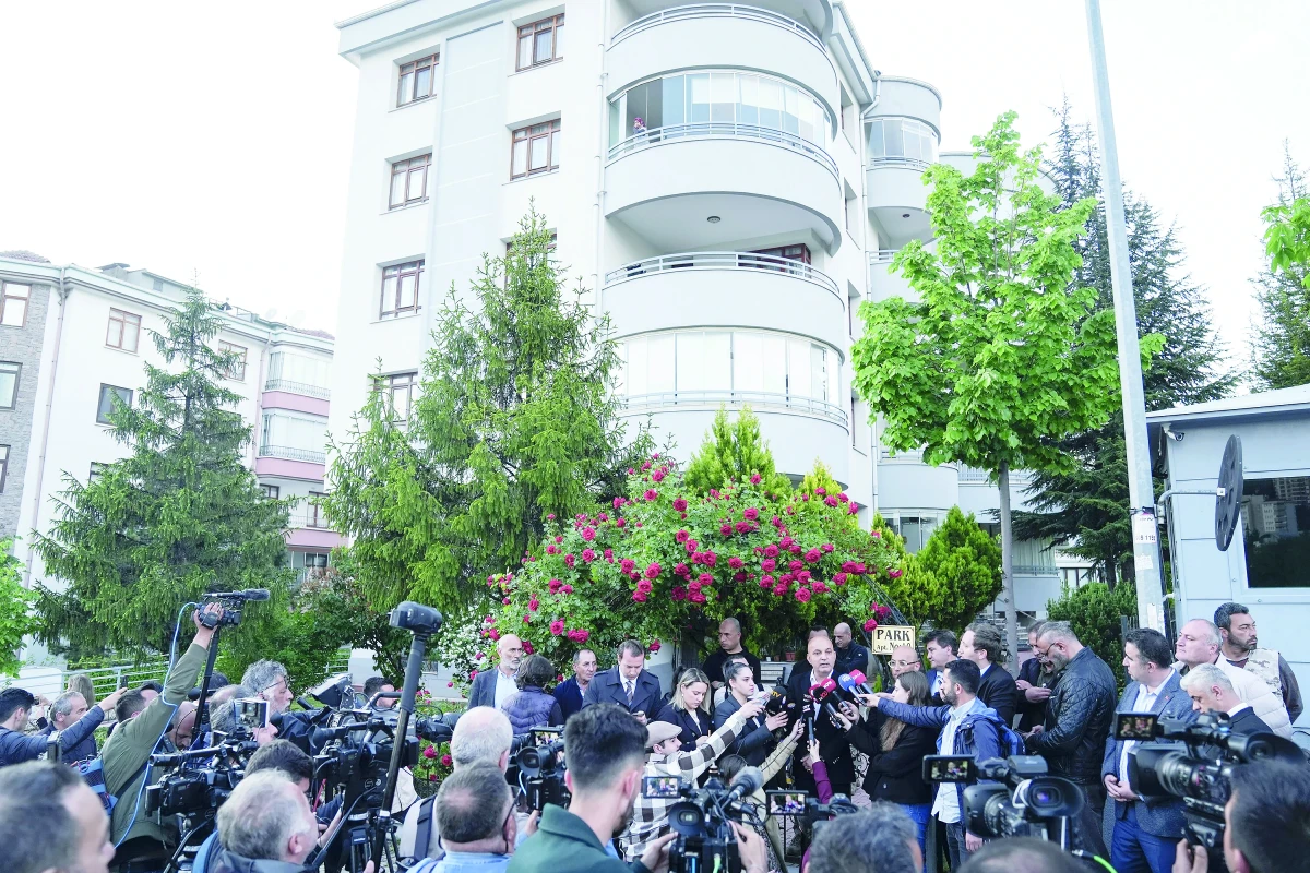Kararın ardından, basın mensupları ile bazı partililer, Kemal Kılıçdaroğlu'nun evinin önünde toplandı. Burada açıklama yapan CHP İzmir Milletvekili Mahir Polat, 