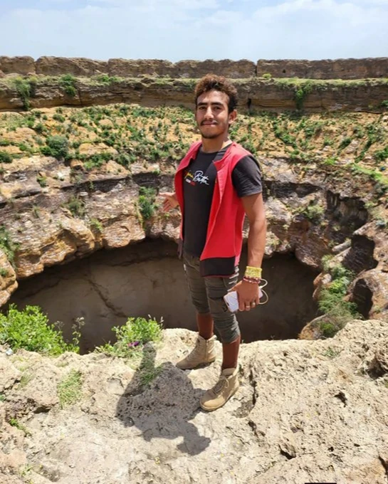 Yemen'in 'Örümcek Adamı' olarak bilinen ünlü tırmanıcı gösteri yaptığı volkan kraterine düştü