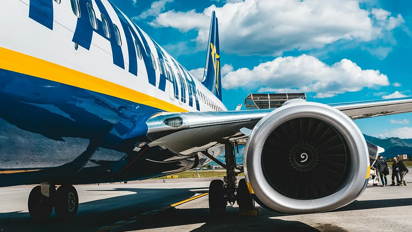 Ryanair uçağında dehşet: Pencere hasar gördü uçak acil dönüş yaptı