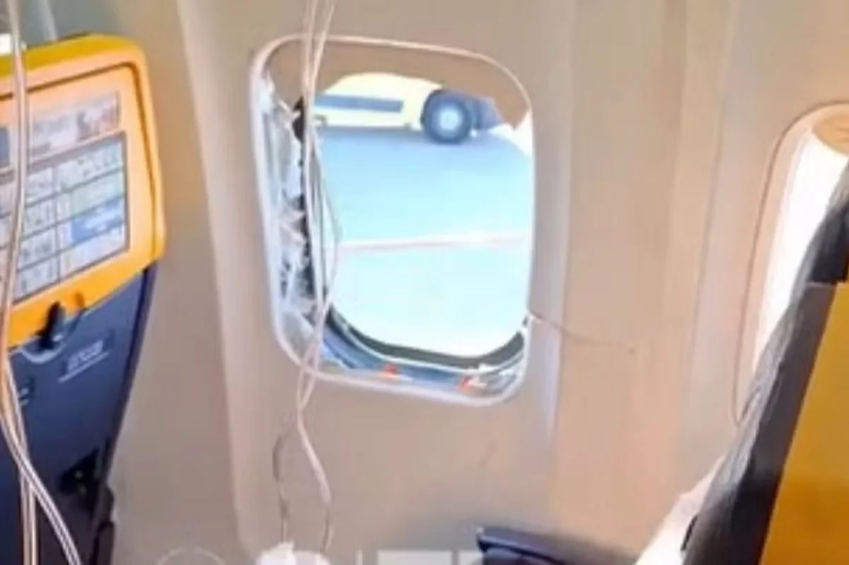 Uçakta Korku Anları: Motordan Kopan Parça Camı Patlattı, Yolcular Ölümden Döndü
