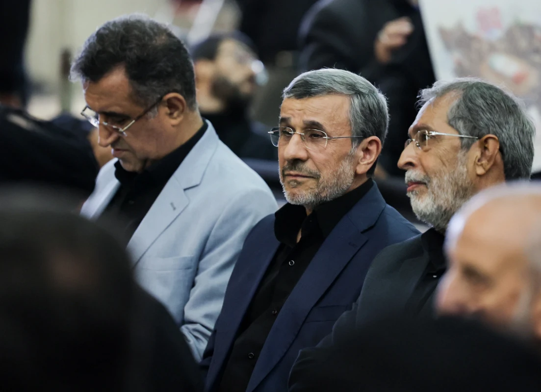 Ev hapsinde olduğu iddia edilen Ahmedinejad Hamaney'i anma töreninde görüntülendi