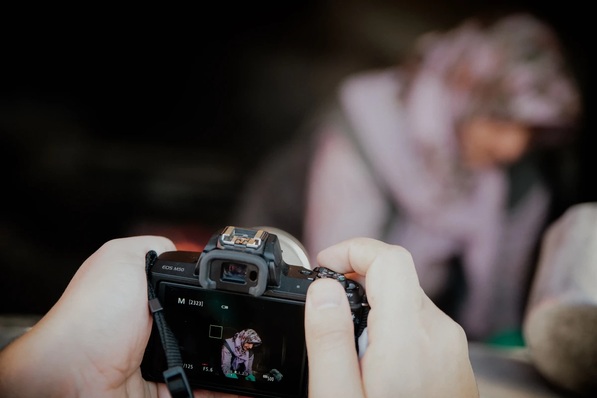 Bir saha çalışmasının sonunda ortaya çıkan şey yalnızca fotoğraflar, ses kayıtları ya da bir belgesel film değildir. Bir saha çalışmasının sonunda ortaya çıkan şey yalnızca fotoğraflar, ses kayıtları ya da bir belgesel film değildir.