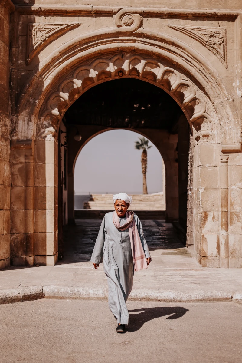 Bir fotoğrafın arkasına düşülen küçük bir not, gelecekte o fotoğrafın taşıdığı anlamı bütünüyle değiştirebilir. Bir fotoğrafın arkasına düşülen küçük bir not, gelecekte o fotoğrafın taşıdığı anlamı bütünüyle değiştirebilir.