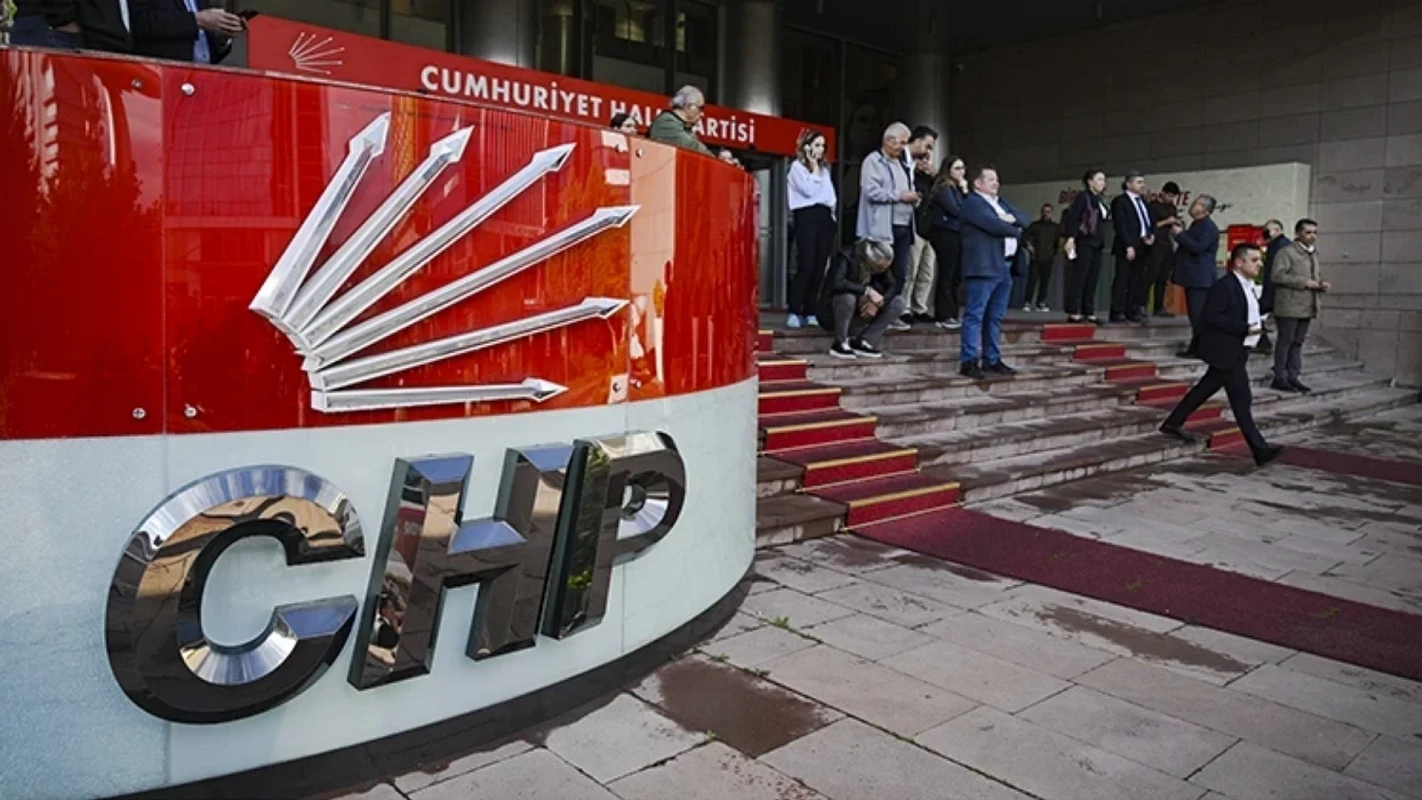 Yeni parti sonrası CHP'de kriz: Bir saatte 387 bin kişi istifa etti