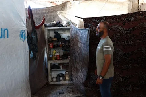 40 yaşındaki Nidal Rafeea, çalışmayan buzdolabını konserve yiyecekleri ve mutfak malzemelerini saklamak için dolap olarak kullanıyor.
