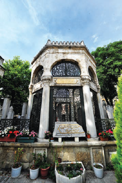 Köprülülerin son uykularını uyudukları yer Eminönü Divan Yolu Caddesi'nde yer alan Köprülü Mehmed Paşa Türbesi, 1661 yılında yapılmış olup sekizgen planlı ve sekiz mermer sütunun taşıdığı kafesli kubbeli açık türbe şeklinde bir yapıdır. Türbe içinde Köprülü Mehmed Paşa, oğlu Köprülüzâde Fazıl Ahmed Paşa ve annesi Ayşe Hanım'ın mezarları bulunur.