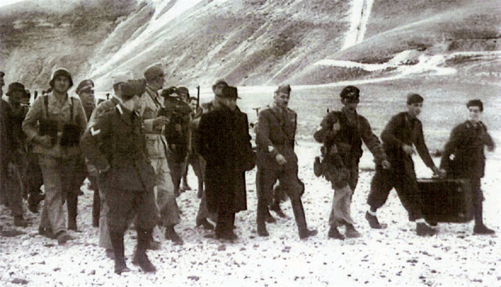 Komandolarla birlikte… Mussolini, Gran Sasso Harekâtı'yla kurtarıldıktan sonra Alman komandolarla birlikte görülüyor.