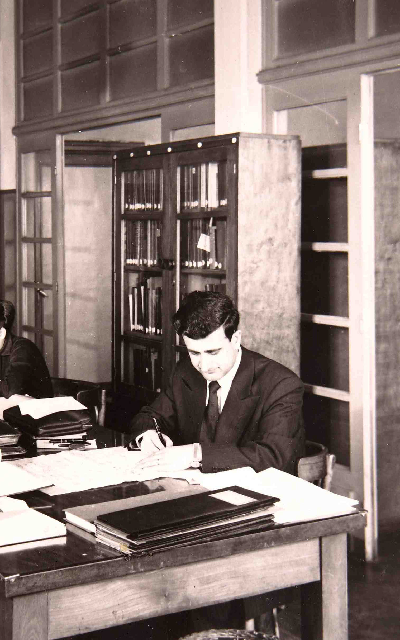 Osmanlı Arşivi Araştırma Salonu. 1960'lı yıllara ait bu fotoğrafta  merhum Halil Hoca görülmektedir. 