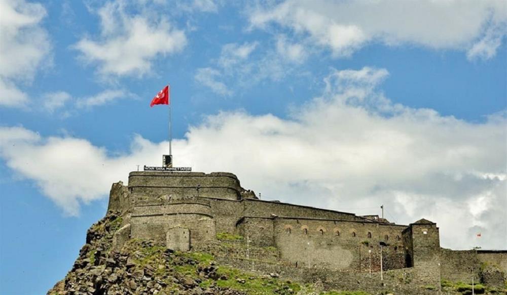 M.S. 1153 yılında Selçuklulara bağlı Saltuklu Sultanı Melik İzzeddi'in emri ile Veziri Firuz Akay tarafından yaptırılmıştır. Kenti çevreleyen dış kale surları da 12. yy'da inşa edilmeye başlanmış 1386 tarihinde Timur tarafından yıkılan kale 1579 yılında Osmanlı Padişahı III.Murat'ın fermanı ile Kars'a gelen Lala Mustafa Paşa tarafından kale ve dış cephe surları yeniden yaptırılmıştır.