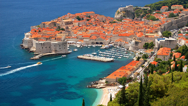 Tarihin en mavi hali Dubrovnik’in bugünkü görüntüsü, mavinin kucağına yerleşen tarihi öğelerle olağanüstü bir panorama oluşturuyor.