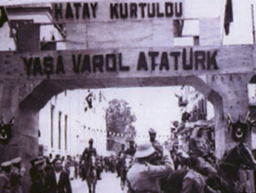 Türk askeri Hatay’da Türk askerlerinin Hatay’a girişini halk büyük bir coşku ve sevinçle karşıladı.
